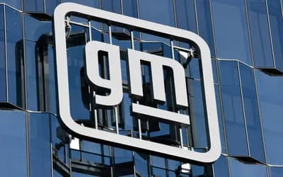 Mavi cam cepheli bir binanın üzerinde yer alan General Motors'un (GM) beyaz logosu