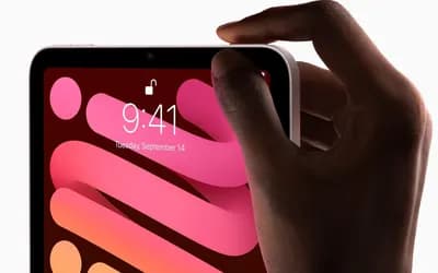 Bir elin parmağı, pembe renkli dalgalı duvar kâğıdına sahip tabletin üst kenarındaki düğmeye basıyor; ekranda saat 9:41 görünüyor.