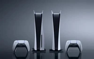 Gri arka planda iki PlayStation 5 konsolu ve yanlarında iki beyaz DualSense kontrolcüsü yan yana duruyor.