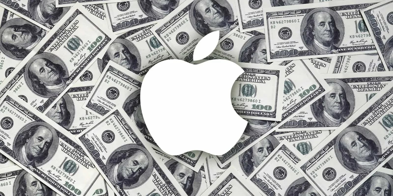 Üst üste yığılmış 100 dolarlık banknotların üzerinde beyaz Apple logosu
