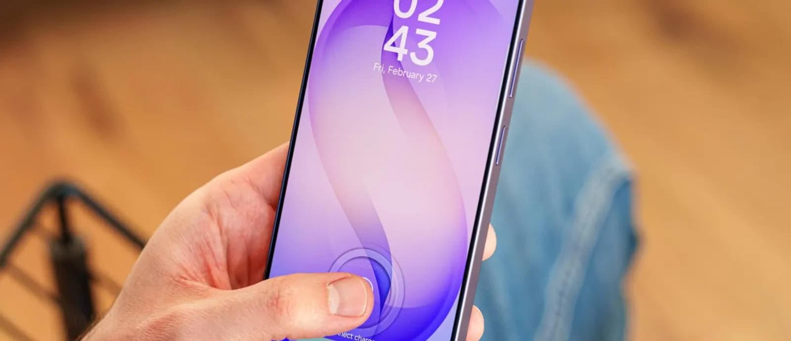 Mor duvar kağıdına sahip bir akıllı telefonun kilit ekranı, parmak izi sensörüne dokunan bir el ve saat 02:43 görünüyor