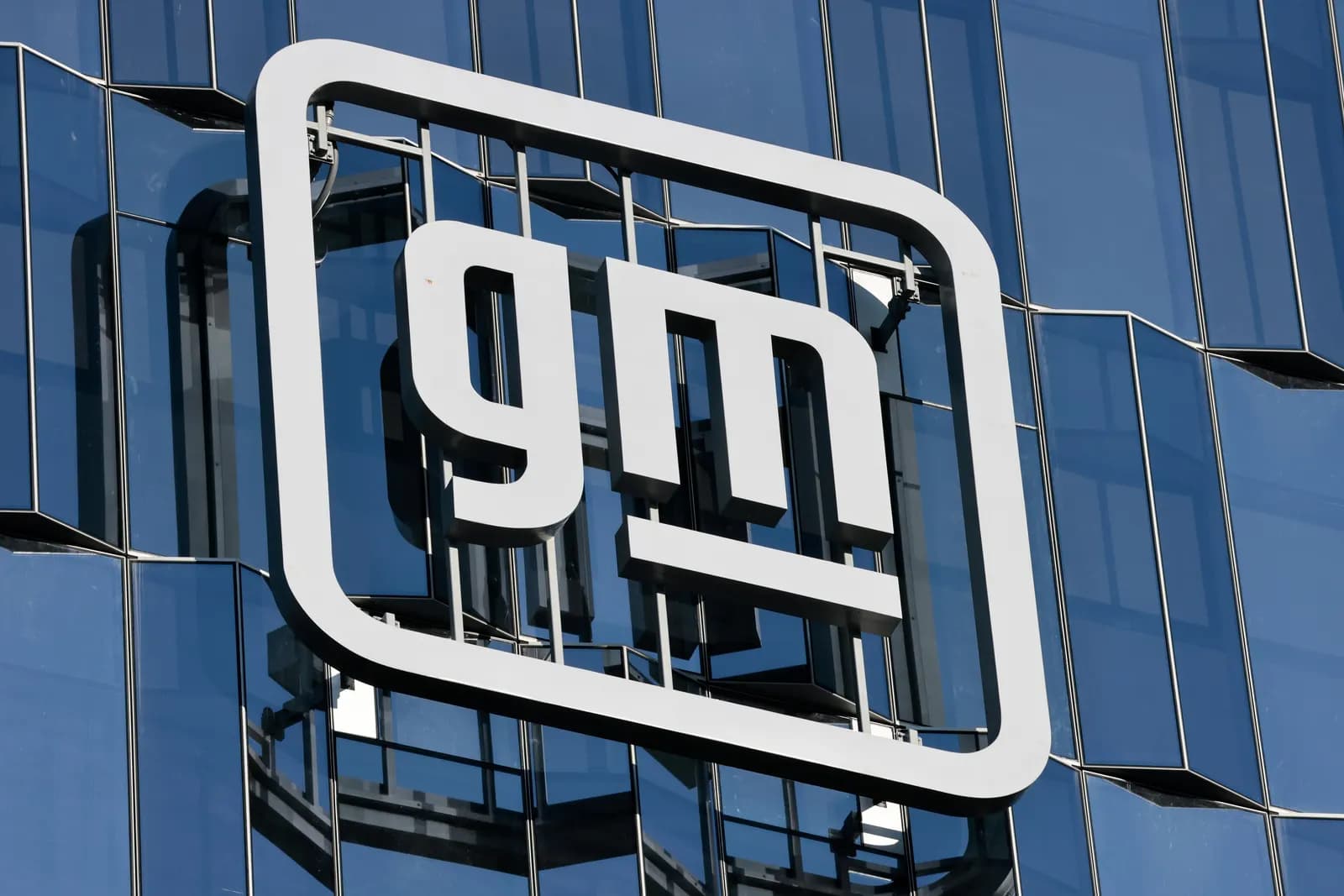 Mavi cam cepheli bir binanın üzerinde yer alan General Motors'un (GM) beyaz logosu
