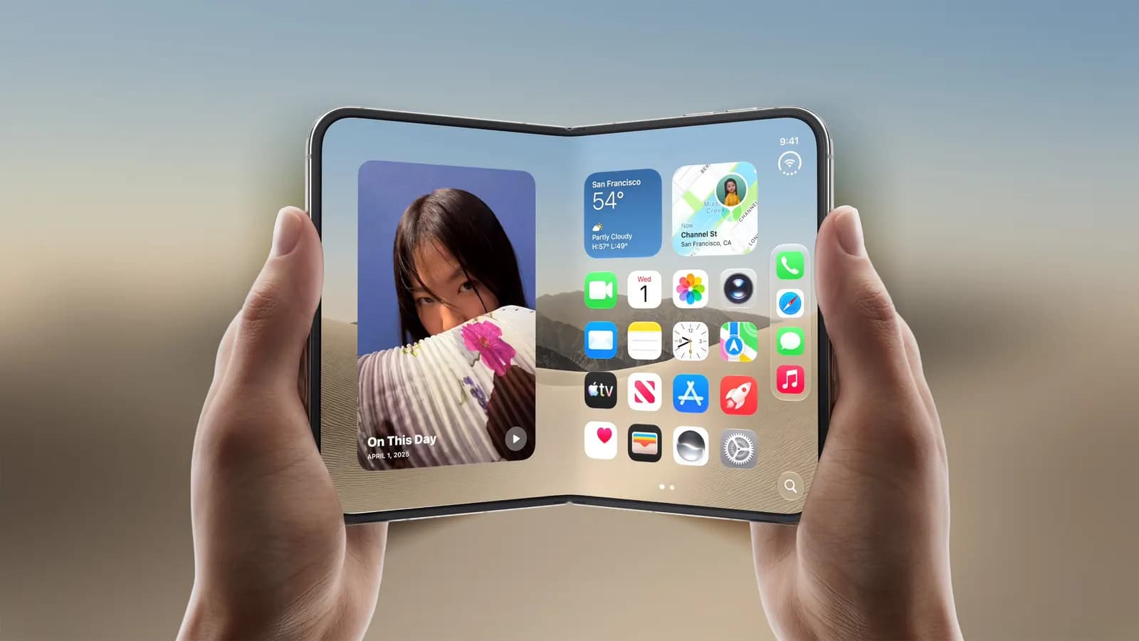 İki elin tuttuğu katlanabilir telefonun ekranında hava durumu, harita, fotoğraf widget'ları ve uygulama simgeleri görünüyor.