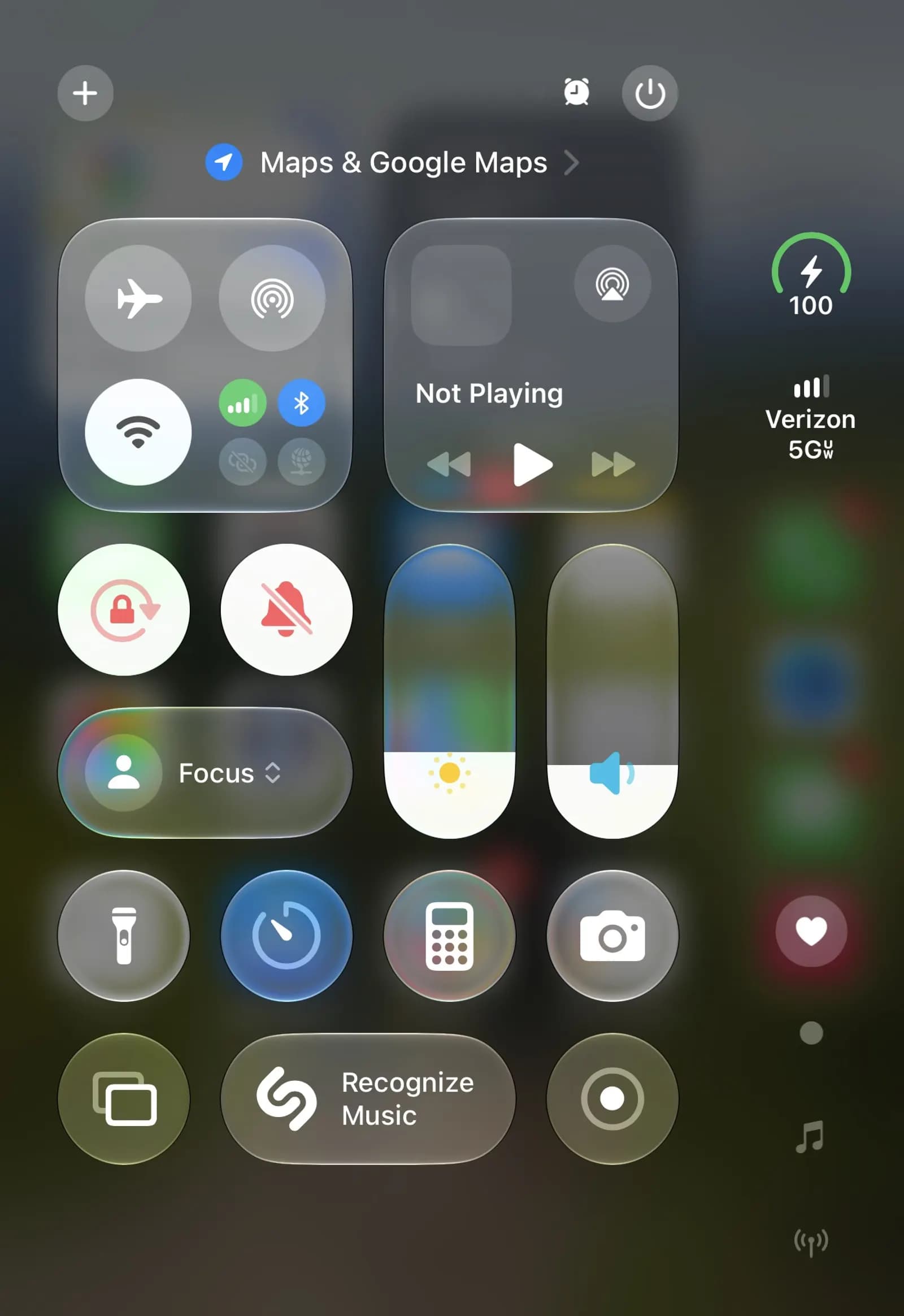 iPhone Denetim Merkezi ekran görüntüsü: uçak modu, Wi-Fi, Bluetooth, Odak, parlaklık, ses ve el feneri düğmeleri görünüyor