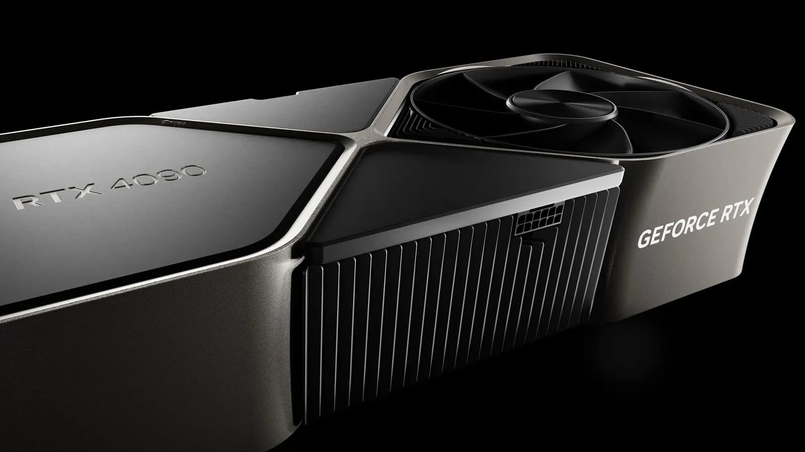 Siyah arka planda NVIDIA GeForce RTX 4090 ekran kartının fanı, güç konnektörü ve metalik gövdesinin yakın çekimi