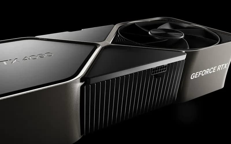 Siyah arka planda NVIDIA GeForce RTX 4090 ekran kartının fanı, güç konnektörü ve metalik gövdesinin yakın çekimi