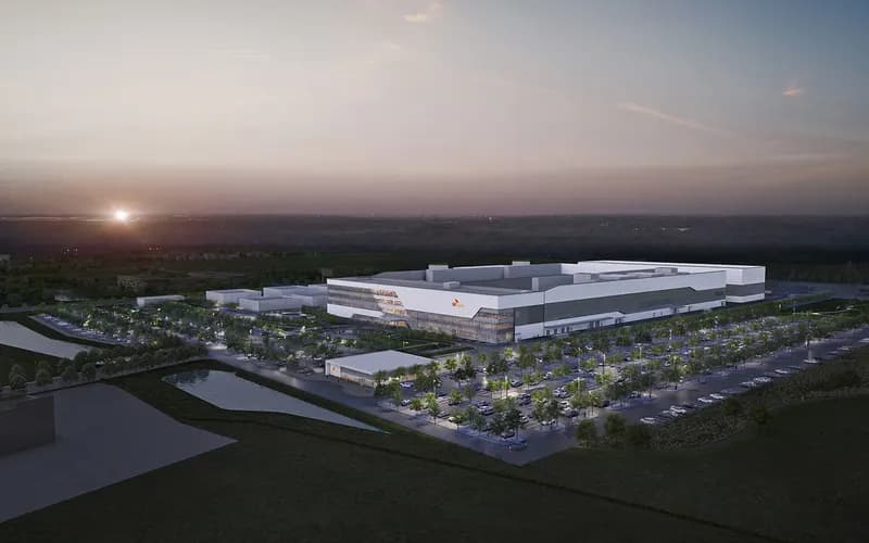 Alacakaranlıkta, otoparklar, ağaçlar ve göletlerle çevrili büyük bir sanayi tesisinin havadan 3D tasarım görüntüsü