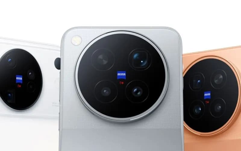 Beyaz, gri ve turuncu renklerde üç akıllı telefonun arka yüzü; yuvarlak kamera modüllerinde ZEISS logosu görünüyor